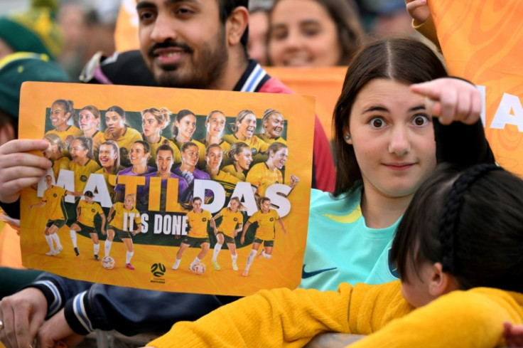 Les fans applaudissent l&#39;équipe féminine de football d&#39;Australie lors d&#39;un événement public