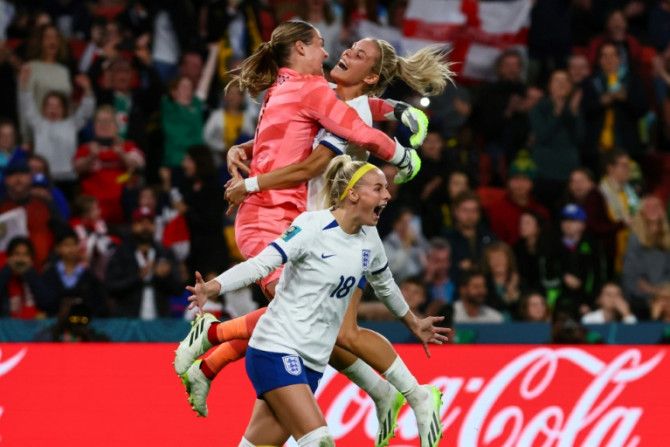 Les joueuses anglaises célèbrent après avoir battu le Nigeria aux tirs au but à Brisbane pour atteindre les quarts de finale de la Coupe du monde féminine