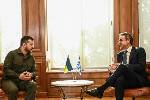 Le Premier ministre grec Kyriakos Mitsotakis (à droite) rencontre le président ukrainien Volodymyr Zelensky au manoir Maximos à Athènes, le 21 août 2023