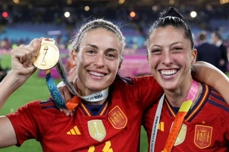 Jenni Hermoso (à droite) et Alexia Putellas célèbrent le triomphe de l&#39;Espagne à la Coupe du monde à Sydney