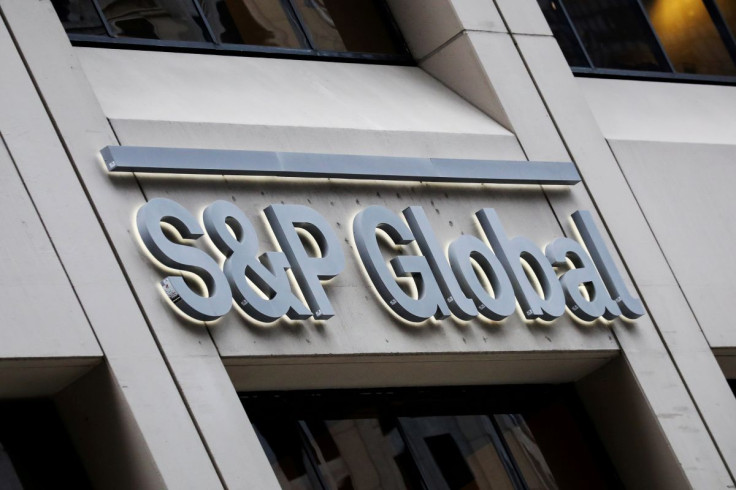Le logo S&P Global est affiché sur ses bureaux du quartier financier de New York, aux États-Unis, le 13 décembre 2018.