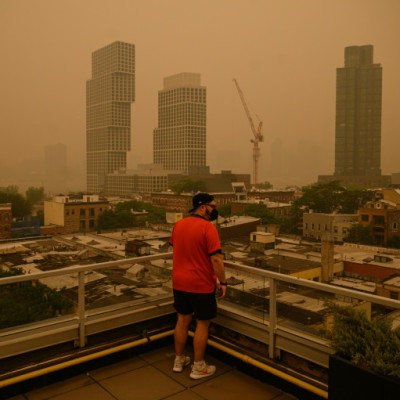 Un épais smog recouvre l&#39;horizon des arrondissements de Brooklyn et de Manhattan à New York le 7 juin 2023.