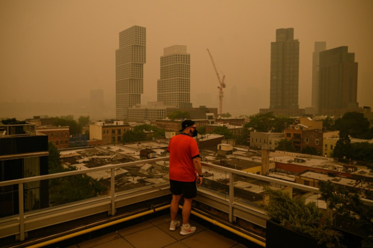 Un épais smog recouvre l&#39;horizon des arrondissements de Brooklyn et de Manhattan à New York le 7 juin 2023.