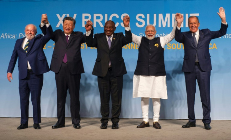 Photocall du sommet : de gauche à droite : le président brésilien Luiz Inacio Lula da Silva ; le président chinois Xi Jinping ; le président sud-africain Cyril Ramaphosa ; le Premier ministre indien Narendra Modi ; et le ministre russe des Affaires étrang