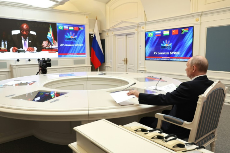 Poutine, que l&#39;on voit ici sur une photo distribuée par l&#39;agence de presse russe Spoutnik, a rejoint le sommet par liaison vidéo