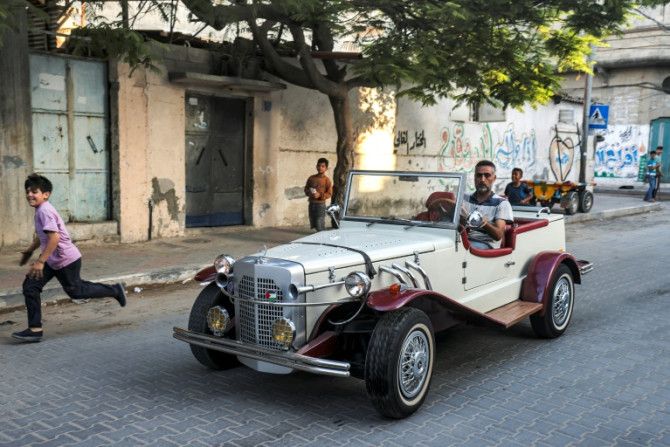 Munir al-Shandi conduit sa Gazelle dans une rue de Gaza