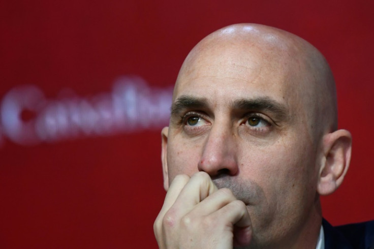 Le président de la Fédération espagnole de football, Luis Rubiales, fait l&#39;objet d&#39;une enquête pour avoir embrassé Jenni Hermoso sur les lèvres après la finale de la Coupe du monde féminine.