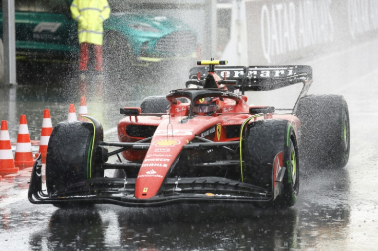 Mouillé, mouillé, mouillé : Carlos Sainz de Ferrari roule dans la voie des stands