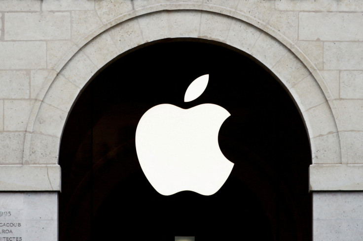 Le logo Apple est visible sur l&#39;Apple Store du Marché Saint Germain à Paris