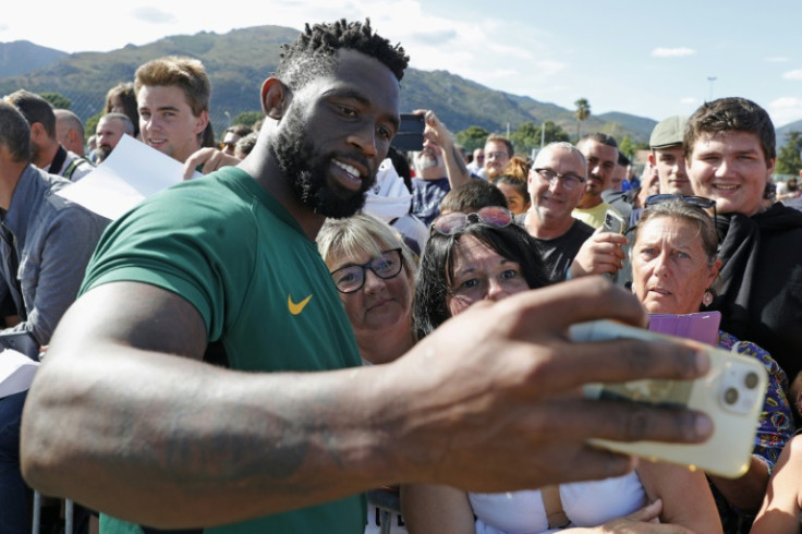 Le capitaine sud-africain Siya Kolisi prend un selfie avec ses supporters alors que les champions en titre se préparent à défendre leur titre.