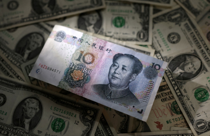 L&#39;illustration montre des billets en yuan chinois et en dollars américains