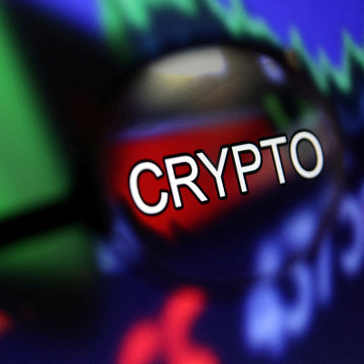 L&#39;illustration montre le mot « Crypto » et le graphique boursier