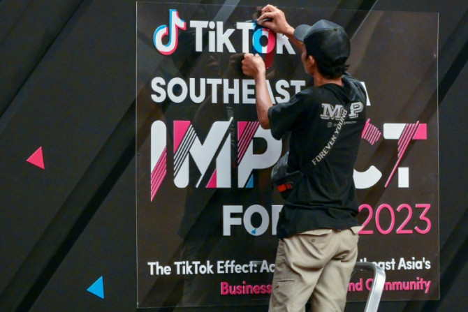 Un travailleur termine la signalisation avant le TikTok Southeast Asia Impact Forum 2023 à Jakarta le 15 juin 2023.