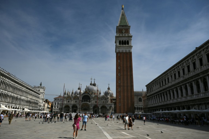 Les visiteurs affluent à Venise pour découvrir des sites touristiques tels que la place Saint-Marc, le pont du Rialto et ses canaux pittoresques.