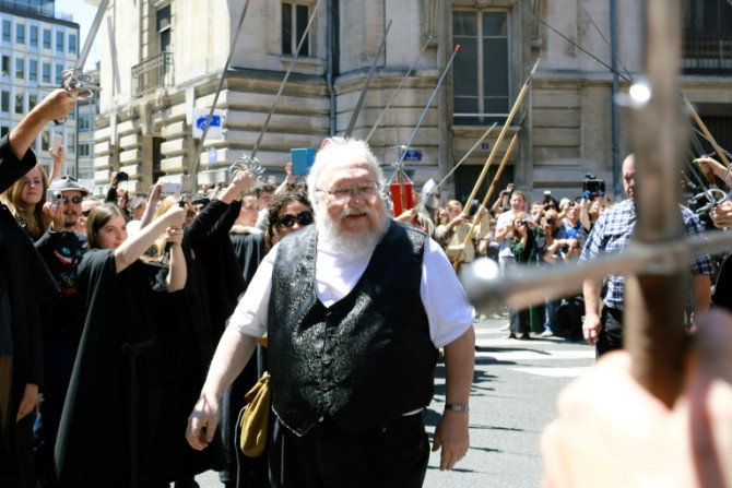 L&#39;auteur de "Game of Thrones", George RR Martin, arrive pour assister à une séance de dédicaces en France en 2014, attendue par plus d&#39;un millier de fans