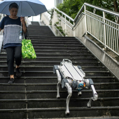 Un chien robot marche sur une passerelle piétonne dans la ville hôte des Jeux asiatiques de Hangzhou