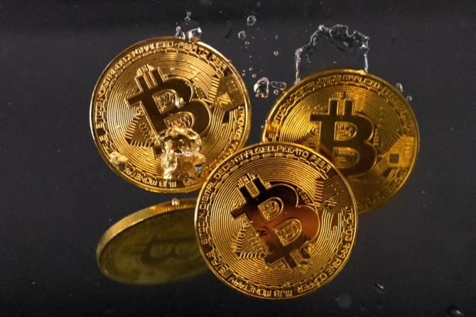 L&#39;illustration montre la représentation de la crypto-monnaie Bitcoin plongée dans l&#39;eau