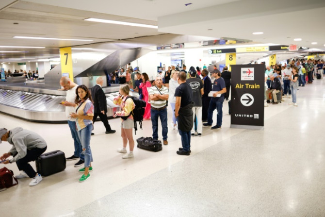 Les voyageurs se rassemblent et attendent le report de leurs vols à l&#39;aéroport international de Newark le 27 juin 2023 à Newark, New Jersey
