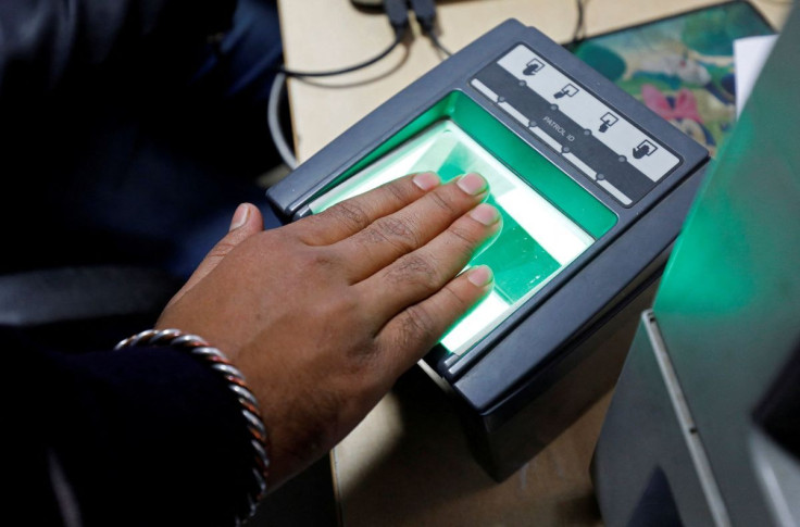 Une femme effectue le processus de numérisation des doigts pour le système de base de données d&#39;identification unique (UID), également connu sous le nom d&#39;Aadhaar, dans un centre d&#39;enregistrement à New Delhi, en Inde, le 17 janvier 2018.