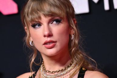 Taylor Swift, présentée ici arrivant pour les MTV VMA Awards 2023, sort son film de concert très attendu dans les cinémas du monde entier