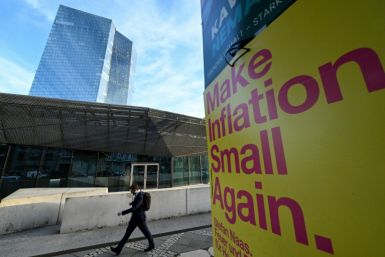 Une bannière indique « Make Inflation Small Again » à côté du bâtiment de la Banque centrale européenne à Francfort