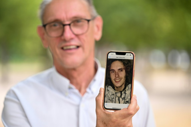 Paul Raoult, le père de Sébastien Raoult, montre une photo de son fils sur son téléphone