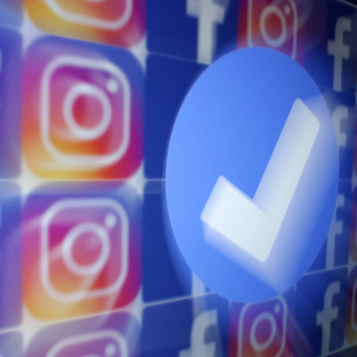 L&#39;illustration montre un badge de vérification bleu, des logos Facebook et Instagram