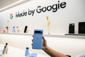 Un téléphone Google Pixel 8 pro est exposé lors d&#39;un événement de lancement de produit à New York