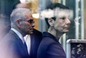 Joseph Bankman et Barbara Fried, parents du fondateur de FTX, Sam Bankman-Fried, arrivent pour le deuxième jour du procès pour fraude de leur fils à New York