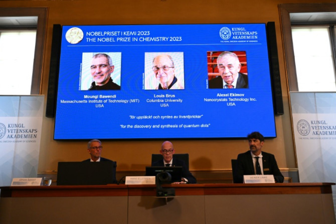Les lauréats de cette année Moungi Bawendi, Louis Brus et Alexei Ekimov lors de l&#39;annonce des lauréats du prix Nobel de chimie 2023 à l&#39;Académie royale des sciences de Suède à Stockholm