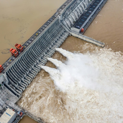 L&#39;eau est libérée du barrage des Trois Gorges, un projet hydroélectrique sur le fleuve Yangtze, dans la province centrale du Hubei, en Chine, en 2020.