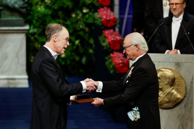 L&#39;économiste américain Douglas Diamond a reçu l&#39;année dernière le prix Nobel d&#39;économie des mains du roi de Suède Carl XVI Gustave de Suède à Stockholm en novembre dernier.