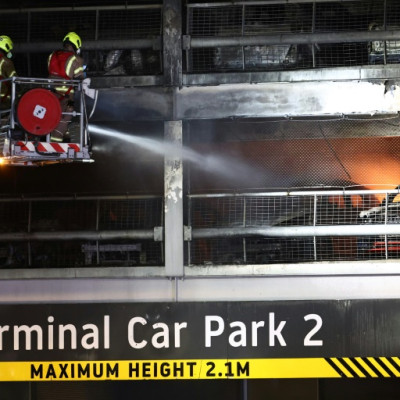 Les pompiers combattent un incendie à l&#39;aéroport de Luton à Londres qui a provoqué l&#39;effondrement partiel d&#39;une structure de stationnement