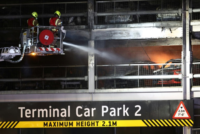 Les pompiers combattent un incendie à l&#39;aéroport de Luton à Londres qui a provoqué l&#39;effondrement partiel d&#39;une structure de stationnement