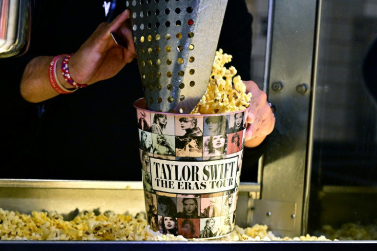 Un pot de pop-corn dans les produits de la chanteuse américaine Taylor Swift est photographié lors de la première mondiale du film-concert "Taylor Swift: The Eras Tour" au cinéma AMC Century City.