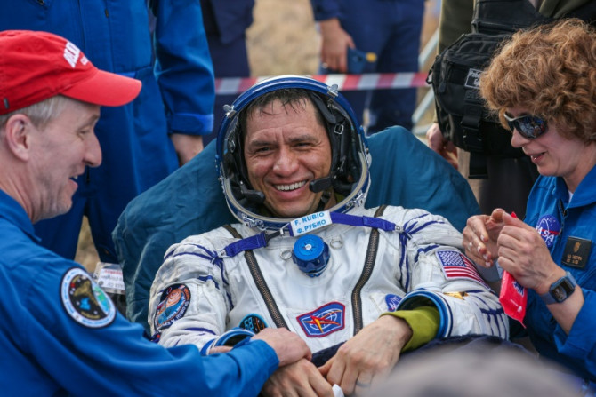 Sur cette photographie prise et publiée par Roscosmos le 27 septembre 2023, l&#39;astronaute de l&#39;Expédition 69 de la NASA Frank Rubio est aidé par des spécialistes après son atterrissage dans la capsule Soyouz MS-23 dans une zone reculée près de la v