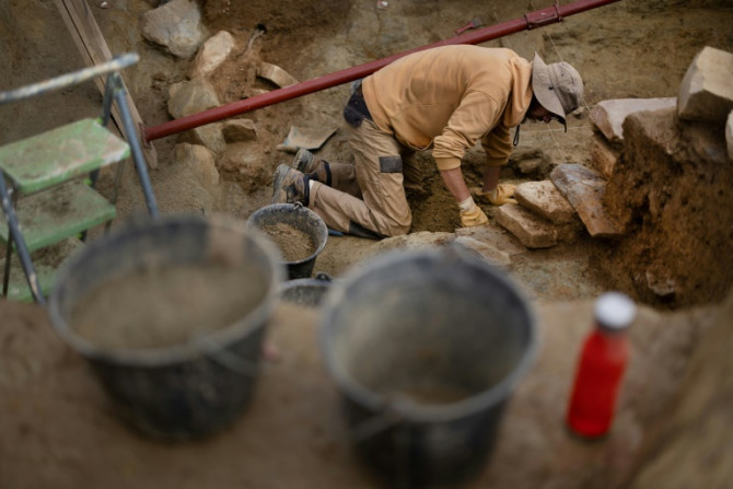 Les dernières fouilles ont déjà mis au jour une poignée de fragments de la dalle jusqu&#39;alors inconnus.