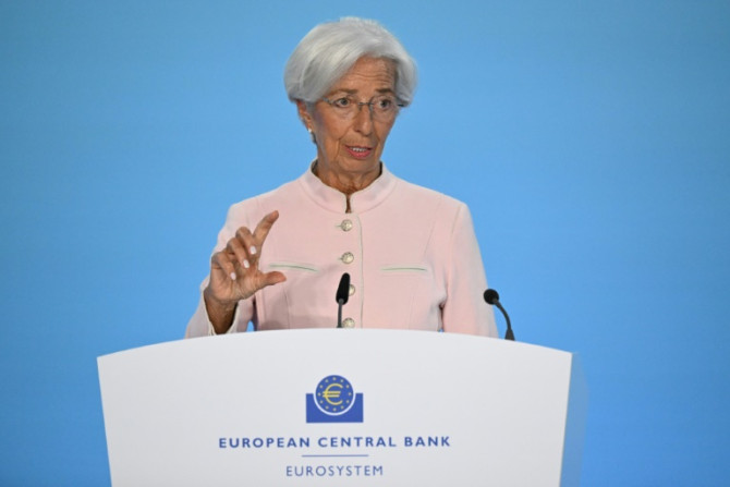 La présidente de la BCE, Christine Lagarde, a reconnu la « douleur » ressentie par les ménages suite aux hausses agressives des taux, mais a mis en garde contre un fléchissement trop rapide.