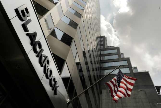 Une pancarte pour BlackRock Inc est accrochée au-dessus de leur immeuble à New York