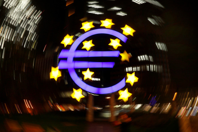 Le signe de l&#39;euro est photographié devant l&#39;ancien siège de la Banque centrale européenne à Francfort