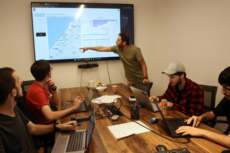 Des bénévoles de l&#39;industrie technologique analysent les données sur les otages disparus dans un bureau de Tel Aviv