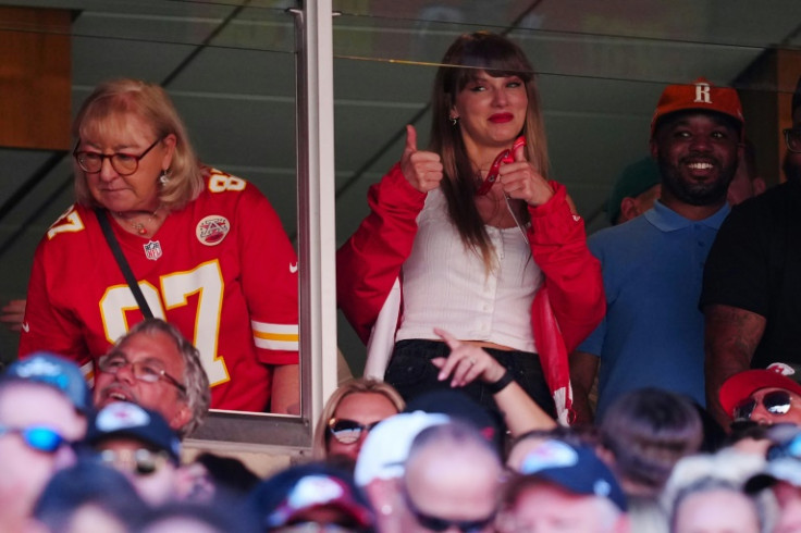 Donna Kelce et Taylor Swift sont vues pendant la première moitié d&#39;un match entre les Bears de Chicago et les Chiefs de Kansas City au GEHA Field du Arrowhead Stadium le 24 septembre 2023 à Kansas City, Missouri