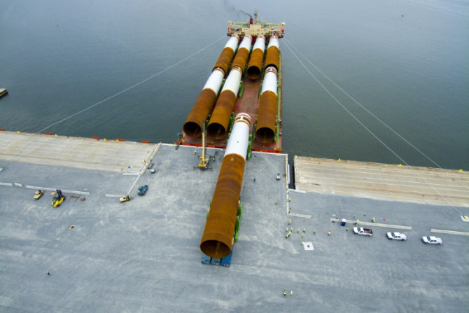 Les fondations de monopieux en acier pour le projet commercial Coastal Virginia Offshore Wind sont déchargées au terminal maritime de Portsmouth à Portsmouth, en Virginie.