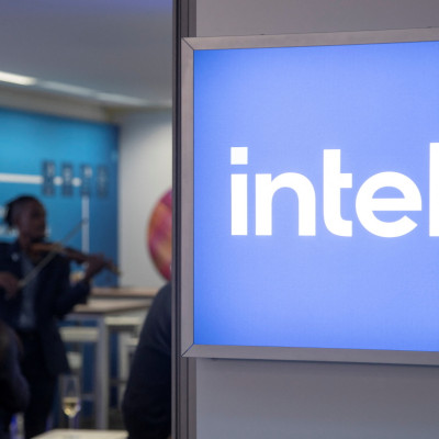 Le logo d&#39;Intel Corporation est visible à Davos