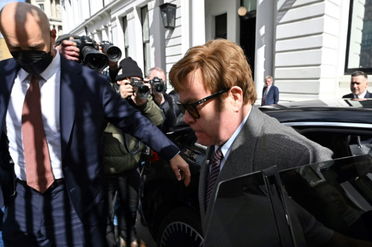 Le chanteur Elton John est l&#39;un des six autres plaignants dans cette affaire.