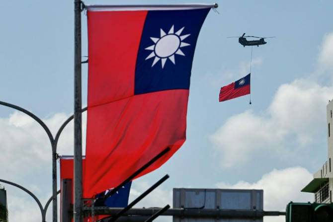 Un hélicoptère CH-47 Chinook arbore un drapeau taïwanais lors des célébrations de la fête nationale à Taipei le 10 octobre 2021.