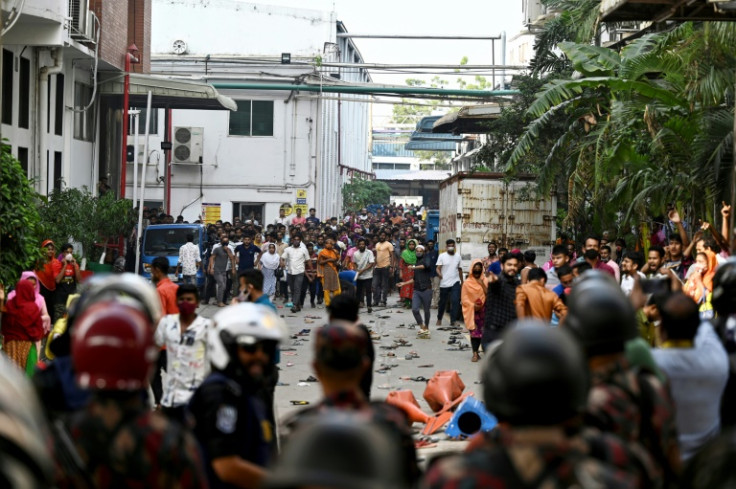 Des ouvriers bangladais de l&#39;habillement affrontent la police lors d&#39;un rassemblement à Gazipur le 9 novembre. Ils réclament un salaire minimum d&#39;environ 209 dollars par mois.