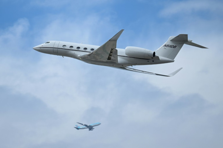 Un jet privé Gulfstream G650 décolle de l&#39;aéroport international de Los Angeles (LAX), vu d&#39;El Segundo, en Californie ; Oxfam appelle à une politique climatique progressiste qui imposerait un taux plus élevé aux émetteurs de carbone les plus riche