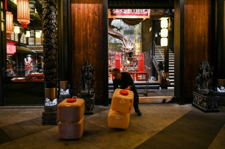 Les collecteurs qui travaillent avec Jinshang récupèrent la graisse dans les restaurants et la transportent jusqu&#39;aux installations de l&#39;entreprise.