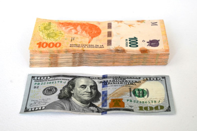 L&#39;équivalent de 100 dollars américains est visible en pesos argentins